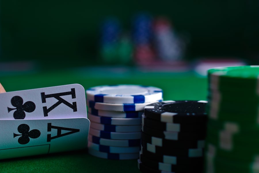 Kartu remi dan chip tersusun di atas meja hijau, ilustrasi artikel poker Ceria777