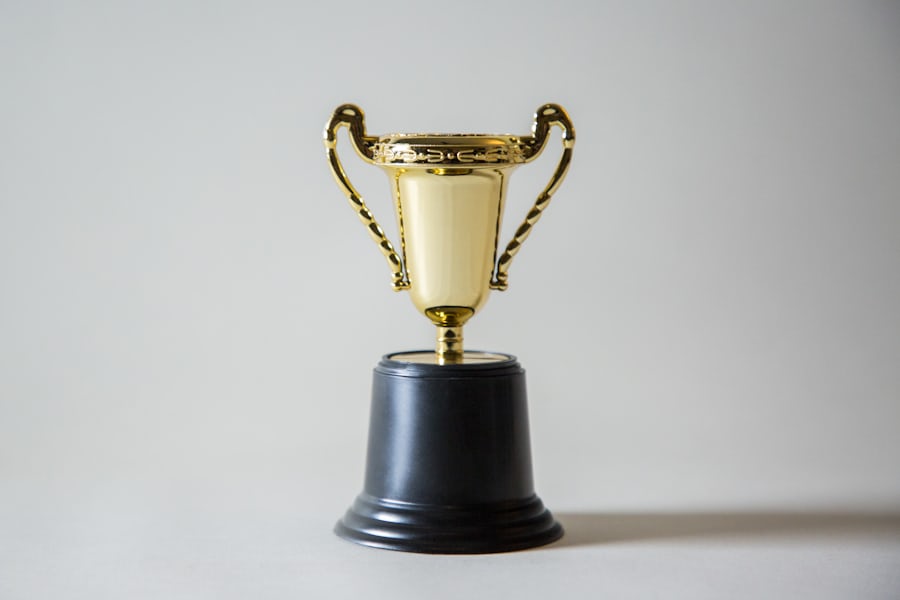 Piala emas di atas panggung bercahaya, ilustrasi bedah turnamen slot bulanan Ceria777